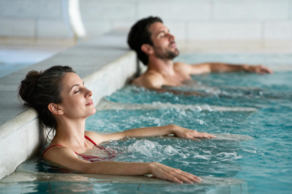 Séance détente jets massants en piscine eau de mer chauffée à l'hôtel de la baie thalasso Prévithal en Normandie