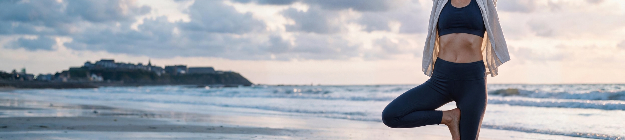 Séance de yoga, d'équilibre et de méditation face à la mer à la plage devant la thalasso Prévithal de Granville